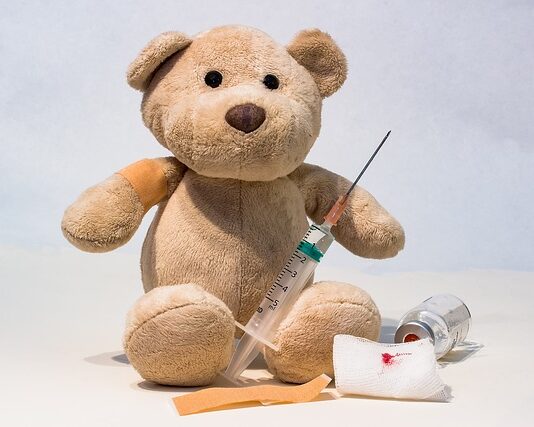 Na czym może polegać przedmiotowe i podmiotowe traktowanie człowieka?