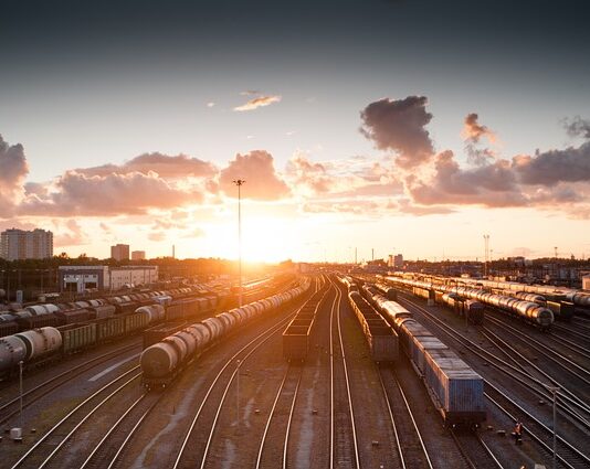 Czym się różni logistyka od transportu? Czym się różni logistyka od transportu?