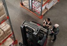 Ile zarabiają kierowcy wózków widłowych