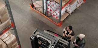 Ile zarabiają kierowcy wózków widłowych