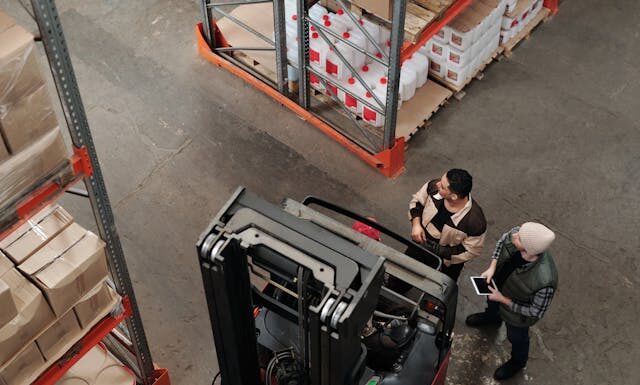 Ile zarabiają kierowcy wózków widłowych